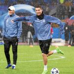 Zidane y Cristiano Ronaldo, ayer en el césped de San Paolo