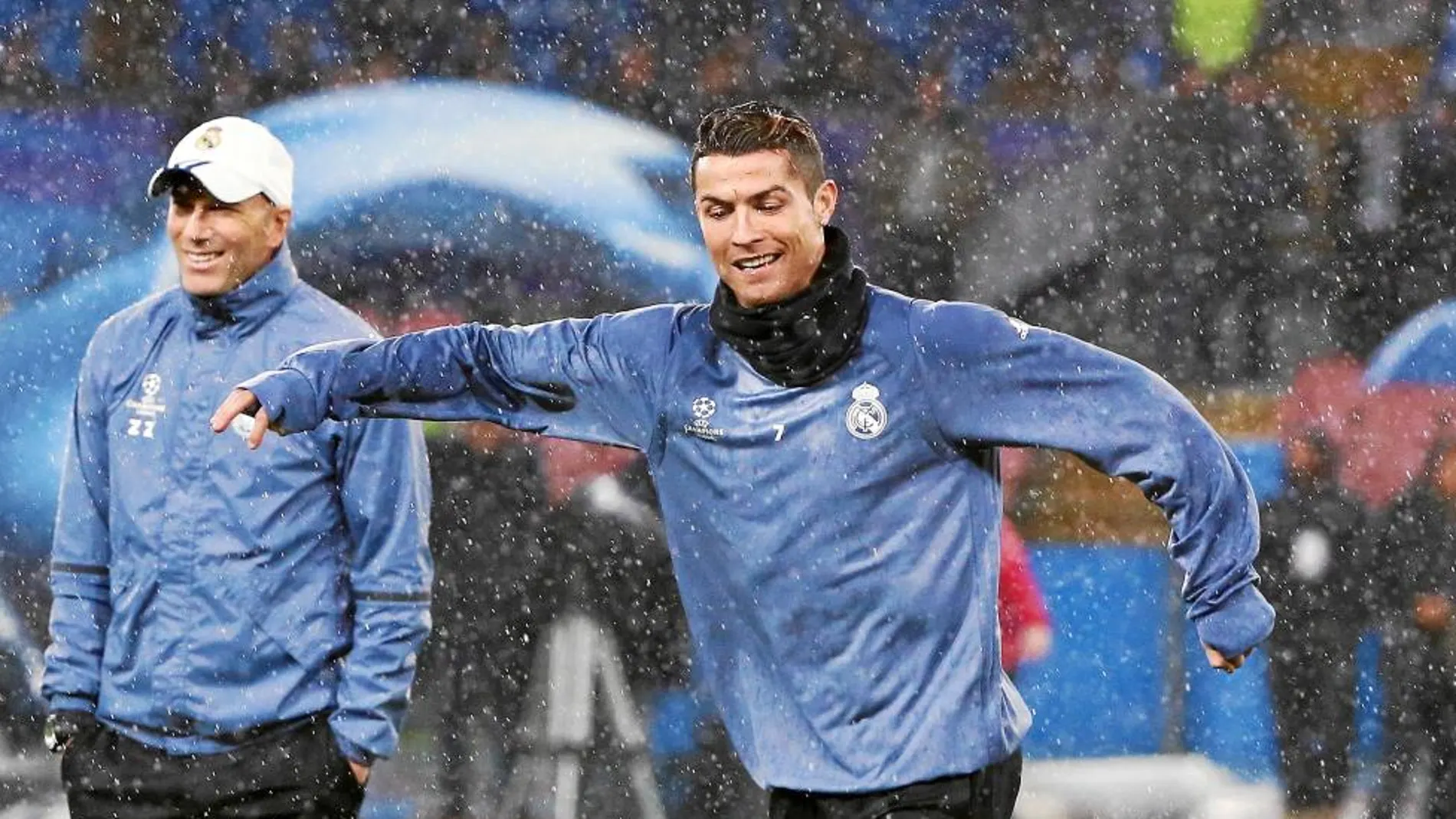 Zidane y Cristiano Ronaldo, ayer en el césped de San Paolo