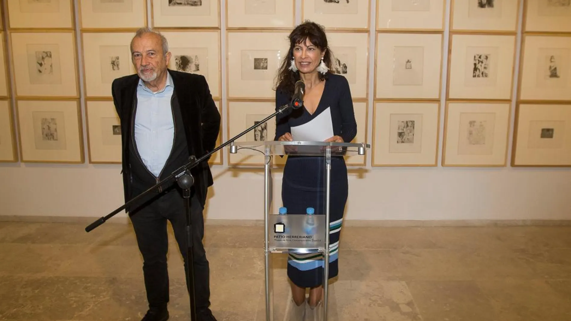 La concejala de Cultura y Turismo, Ana Redondo, presenta la colección junto al director de la Academia Nacional de Calcografía y especialista en la obra de Picasso, Juan Bordes