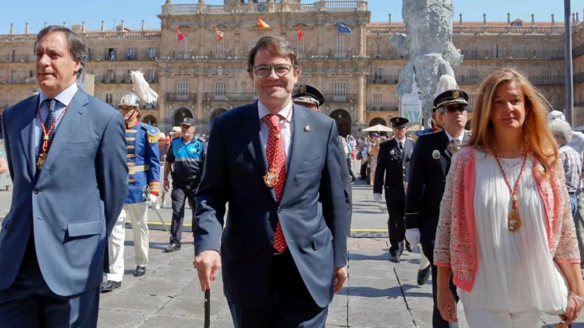El alcalde de Salamanca, Alfonso Fernández Mañueco, preside el desfile junto a sus concejales