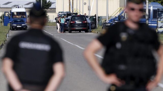 La policía científica en el lugar del atentado terrorista en los alrededores de la fábrica en Isere en Saint-Quentin-Fallavier el pasado 26 de junio de 2015