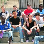 En la imagen, un grupo de adolescentes inmigrantes, en Barcelona