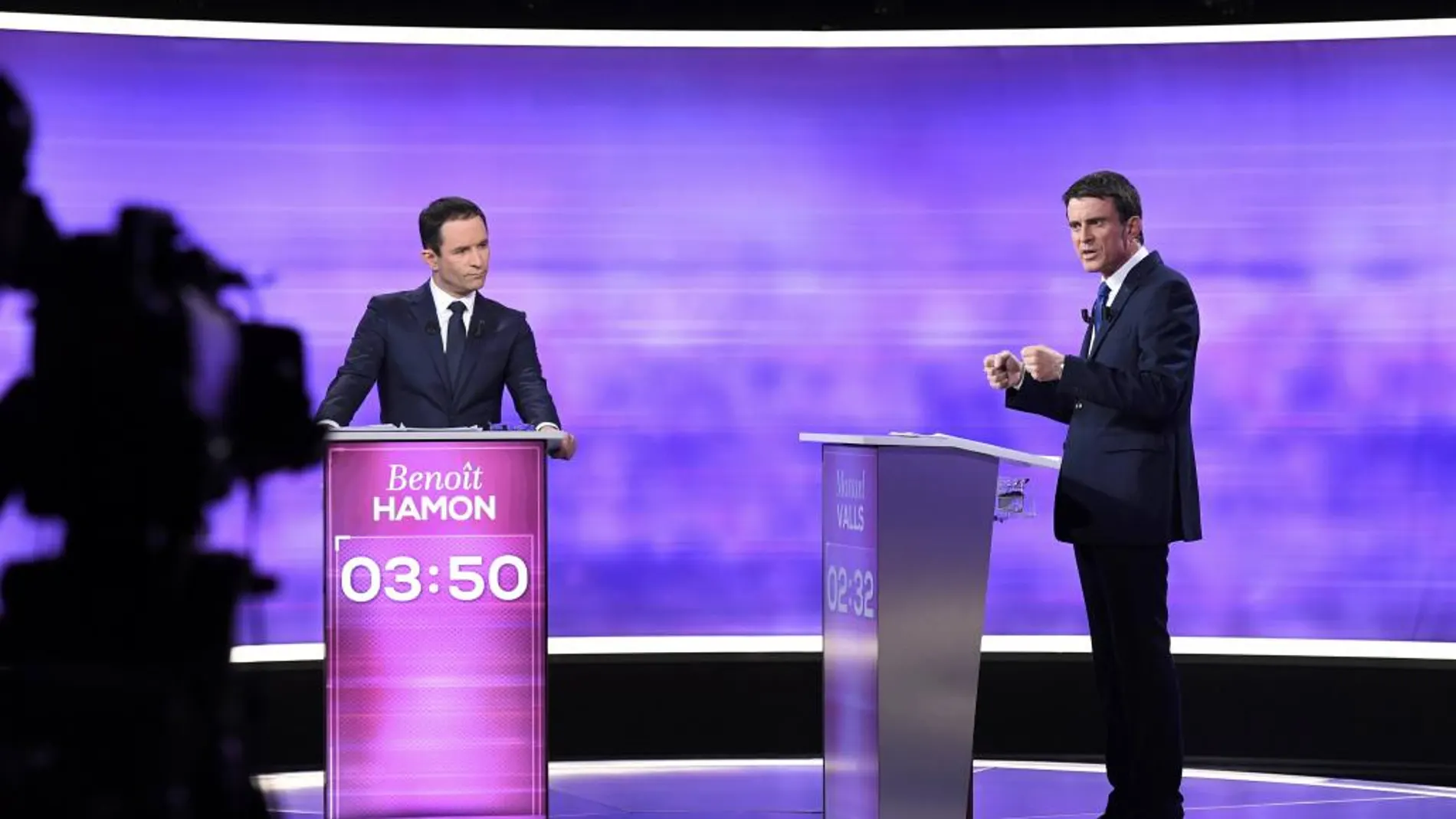 Manuel Valls y Benoit Hamon durante un debate