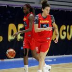 Las jugadoras de la selección española de baloncesto femenino, Astou Ndour (i) y Laura Nicholls (d), durante el entrenamiento de ayer