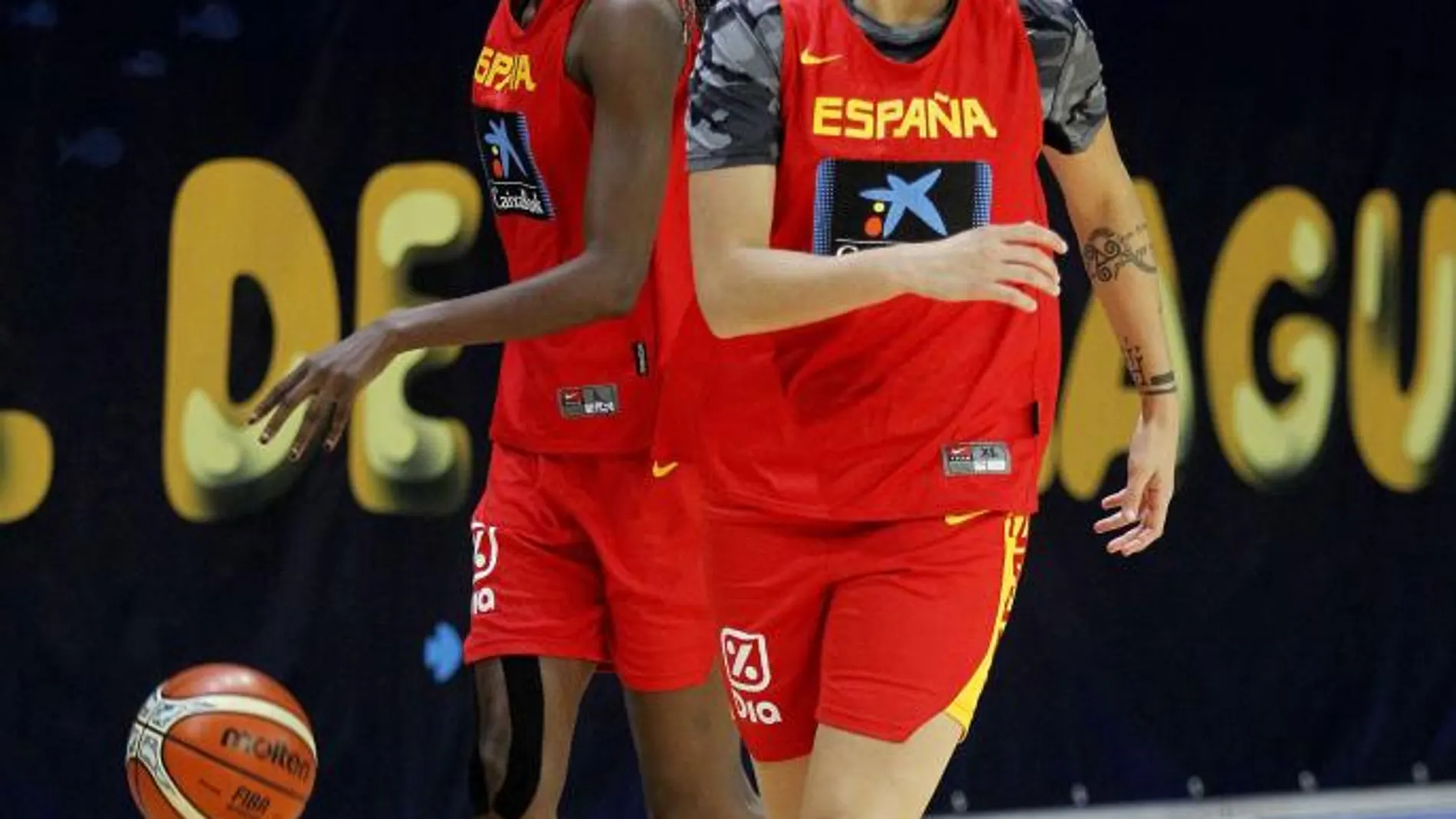 Las jugadoras de la selección española de baloncesto femenino, Astou Ndour (i) y Laura Nicholls (d), durante el entrenamiento de ayer