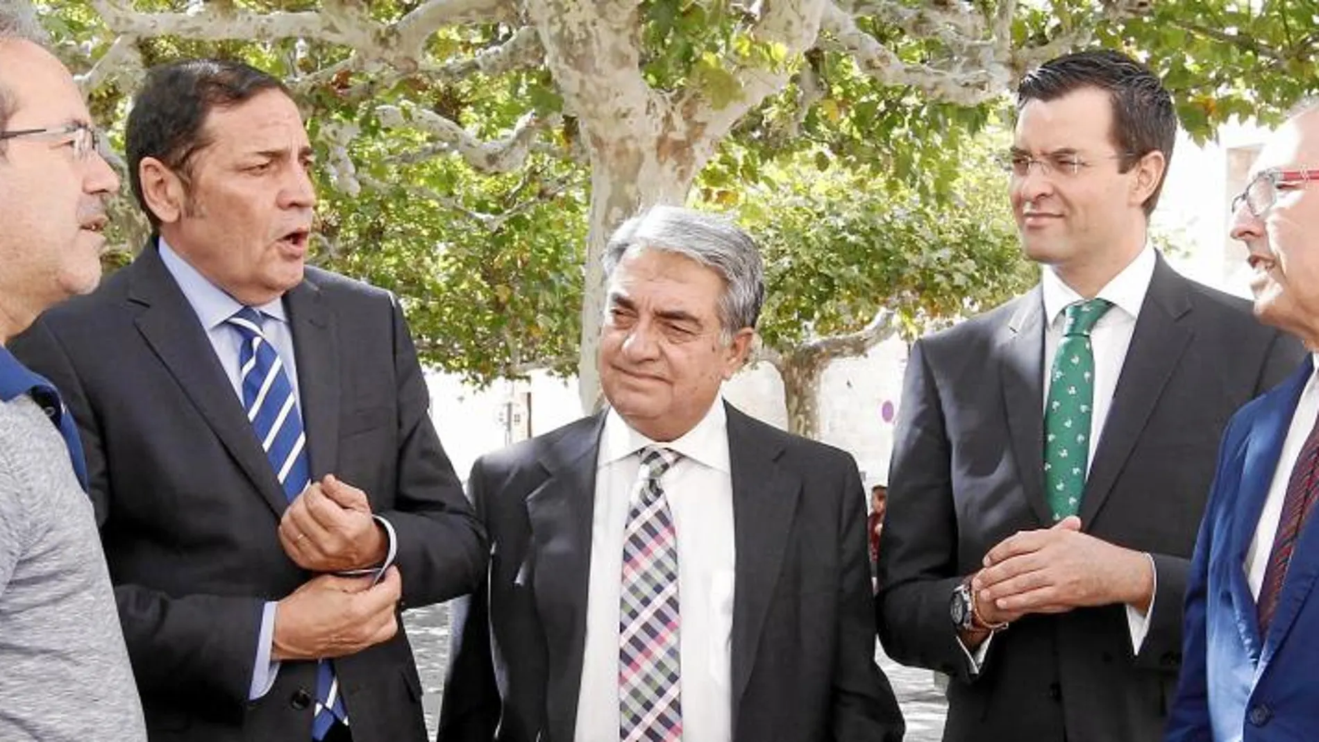 Sáez Aguado junto a Francisco Guarido y responsables médicos y de la Hermandad de Donantes ayer en Zamora