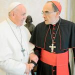 El Papa Francisco y el cardenal y arzobispo de Lyon, Philippe Barbarin / Reuters