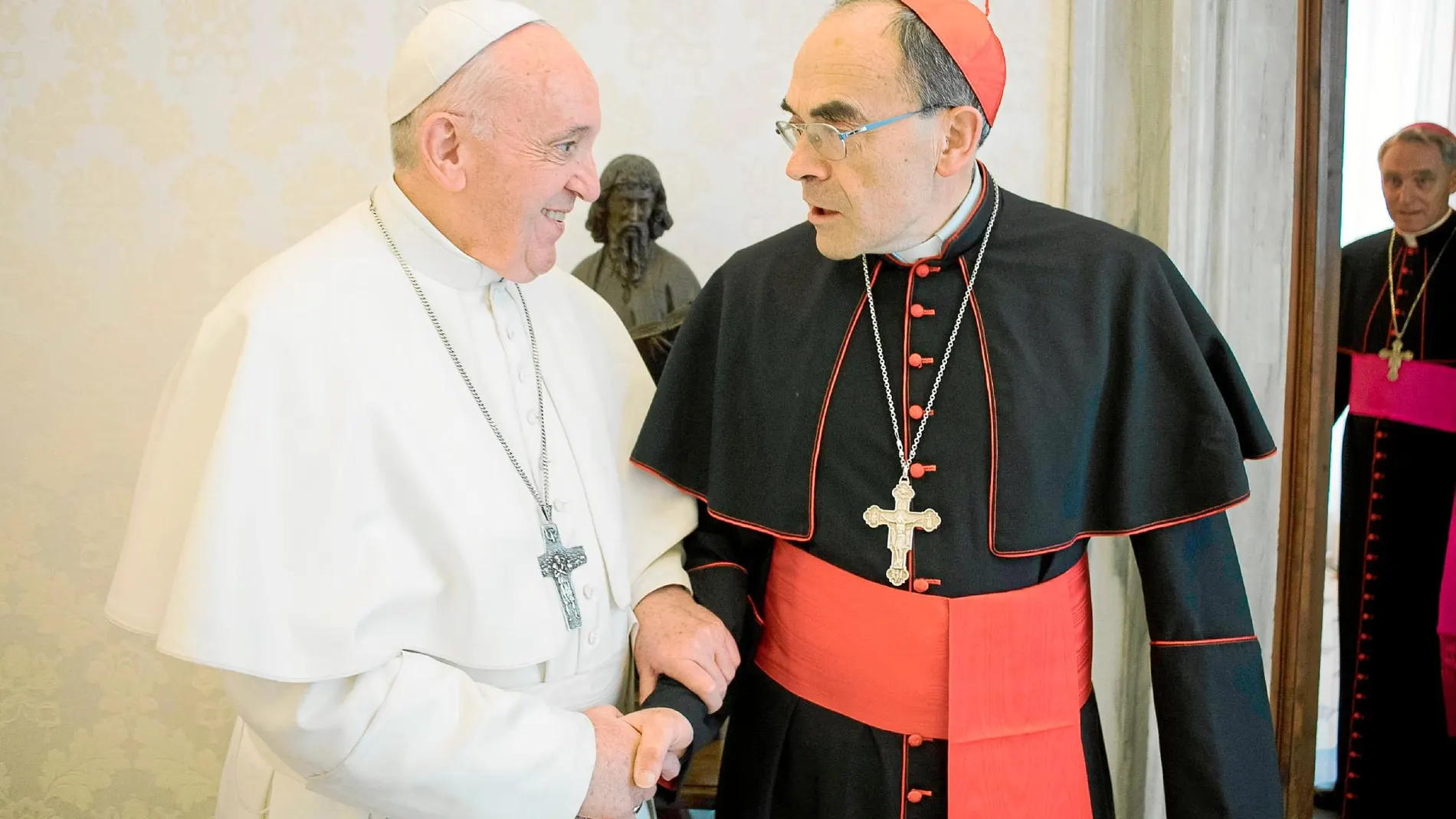 El Papa Francisco y el cardenal y arzobispo de Lyon, Philippe Barbarin / Reuters