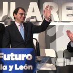 El presidente del PP de Castilla y León, Alfonso Fernández Mañueco, saluda a los asistentes, junto al alcalde de Burgos, Javier Lacalle, y el presidente provincial, César Rico