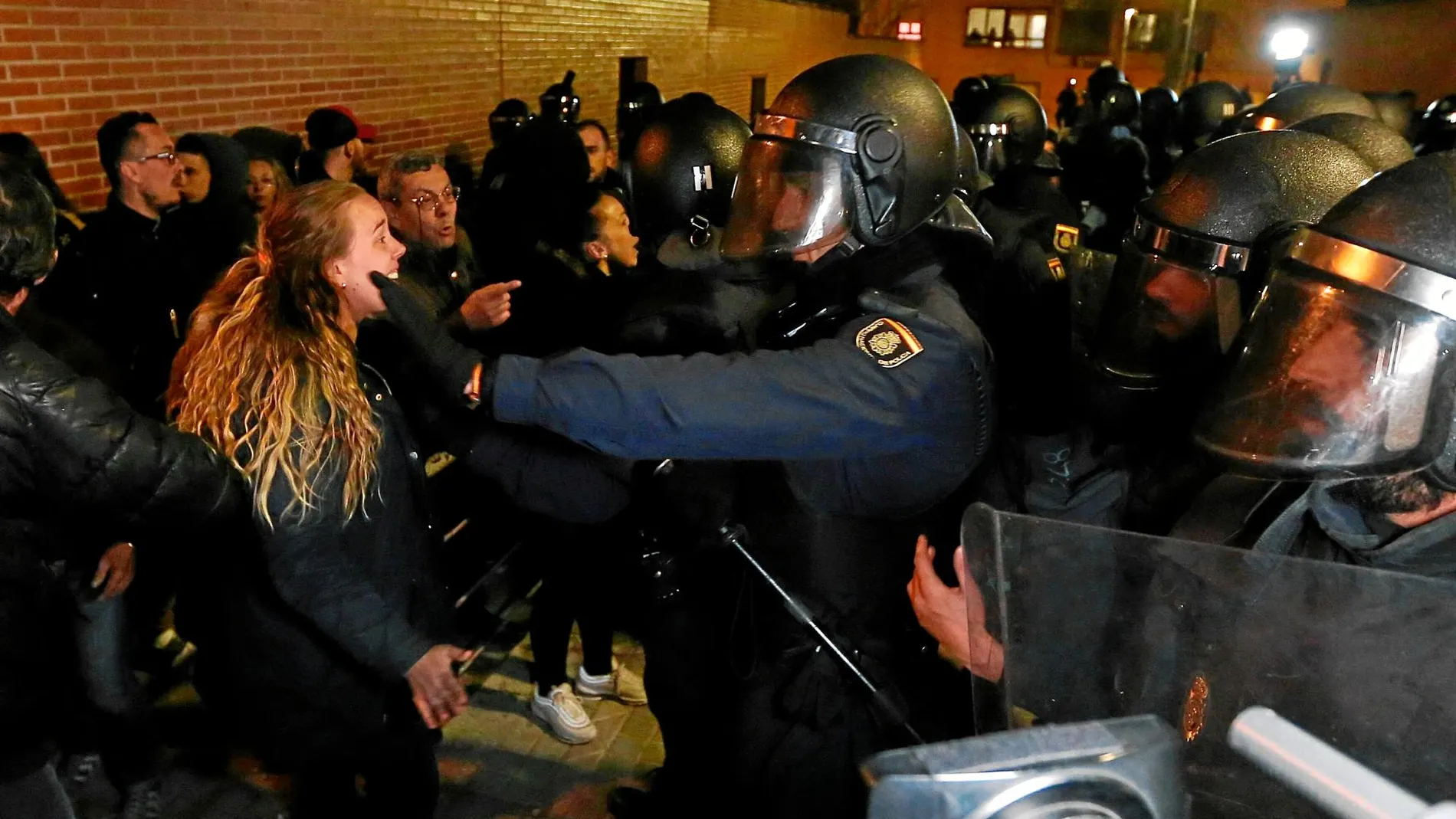 Agentes de antidisturbios de la Policía Nacional cargaron ayer contra los manifestantes