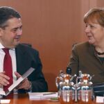 El ministro de Economía alemán Sigmar Gabriel y la canciller Angela Merkel en la reunión de hoy