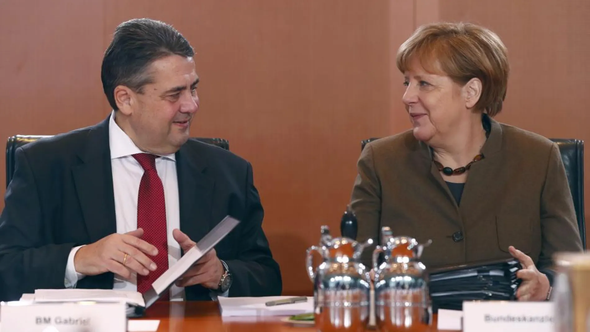 El ministro de Economía alemán Sigmar Gabriel y la canciller Angela Merkel en la reunión de hoy
