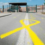 Un lazo amarillo ante la prisión para pedir la libertad de los presos políticos