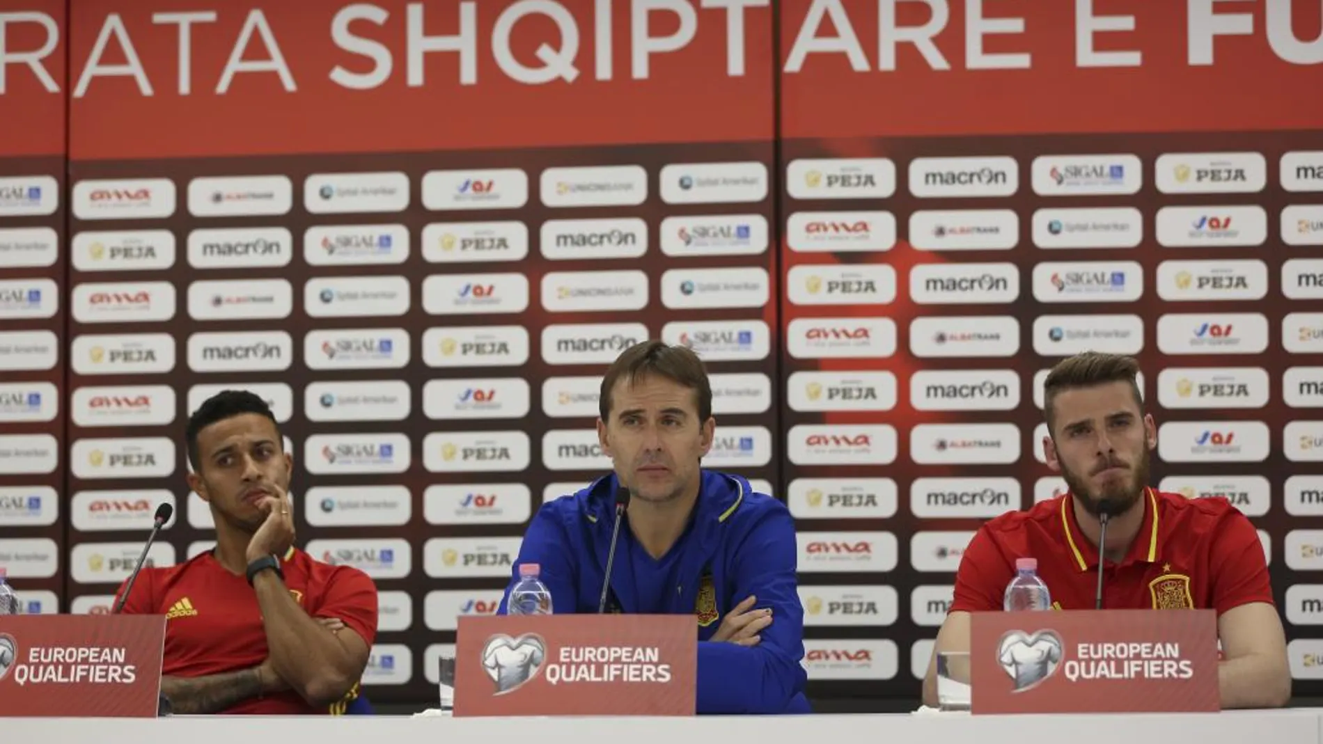 El entrenador de la selección española Julen Lopetegui, con David De Gea y Thiago Alcantara en rueda de prensa