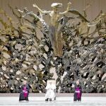 El Papa, durante la audiencia a los periodistas internacionales en el aula Pablo VI