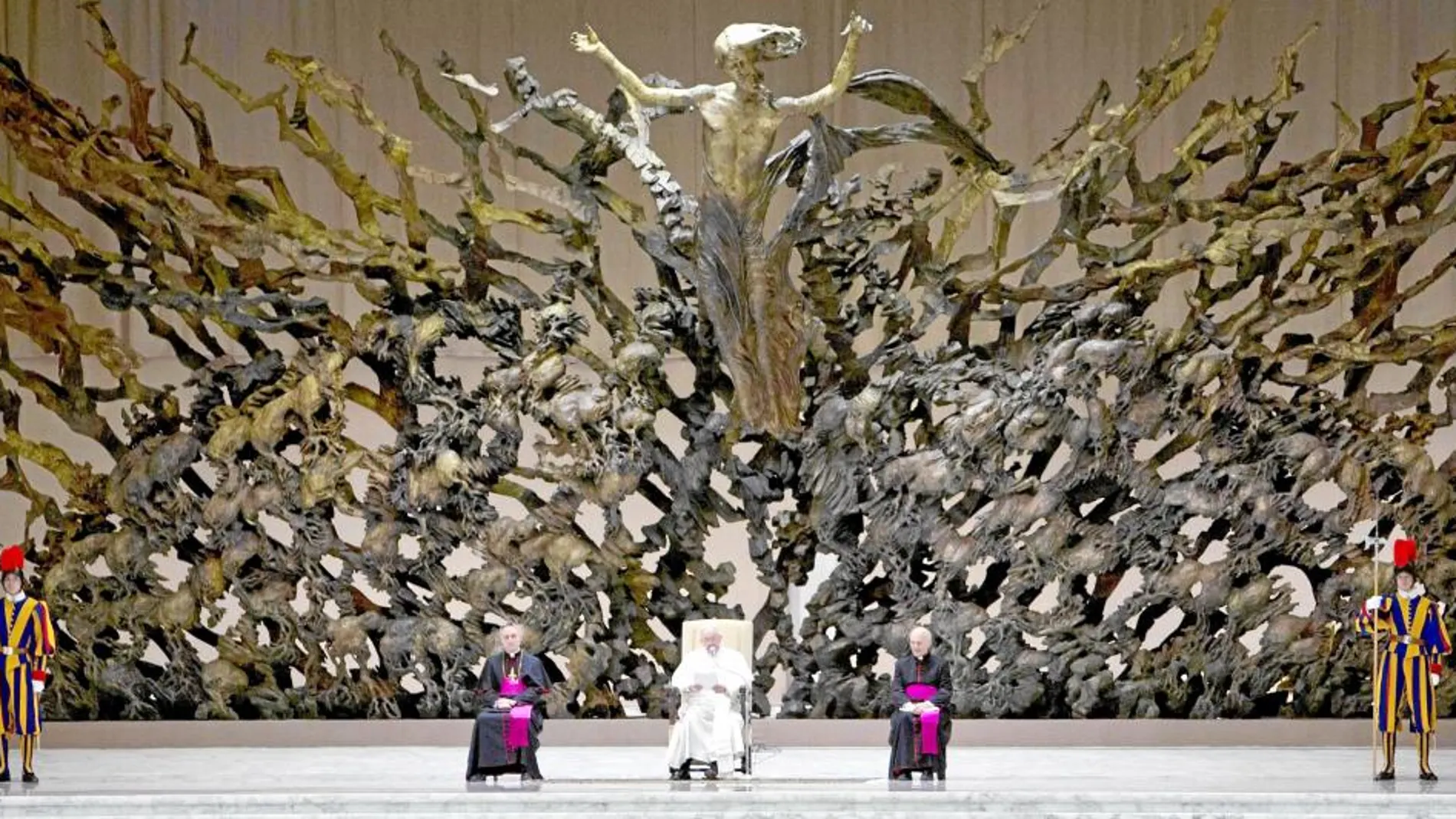 El Papa, durante la audiencia a los periodistas internacionales en el aula Pablo VI