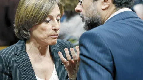 Carme Forcadell conversa con Antonio Baños ayer, poco antes de que se celebrara el debate en el Parlament