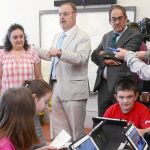 El consejero Fernando Rey visita un colegio de Burgos en el que utilizan las nuevas tecnologías