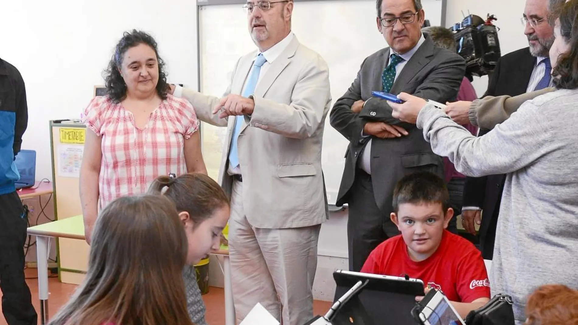 El consejero Fernando Rey visita un colegio de Burgos en el que utilizan las nuevas tecnologías
