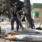Fuerzas iraquíes inspeccionan armas decomisadas al Estado Islámico en Mosul.