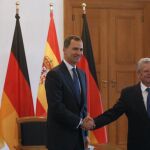 Felipe VI estrecha la mano del presidente de la República Federal Alemana, Joachim Gauck (d), durante el encuentro que han mantenido en el Palacio de Belleuve.