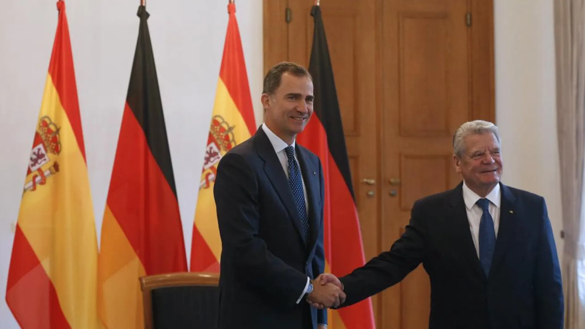 Felipe VI estrecha la mano del presidente de la República Federal Alemana, Joachim Gauck (d), durante el encuentro que han mantenido en el Palacio de Belleuve.