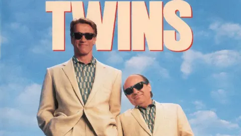 Danny de Vito, a la derecha, uno de los calvos «bajitos» más famosos