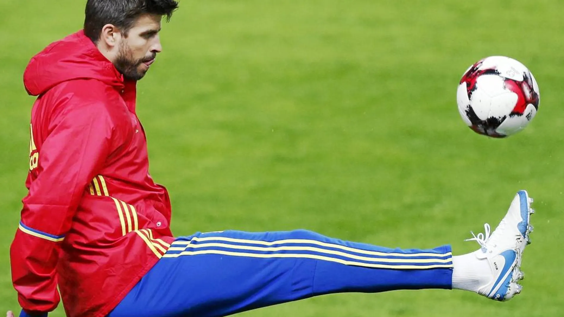 Gerard Piqué, durante un entrenamiento esta semana con la selección española