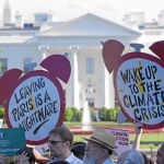 Varios estadounidenses se concentran frente a la Casa Blanca para protestar contra la decisión de Trump