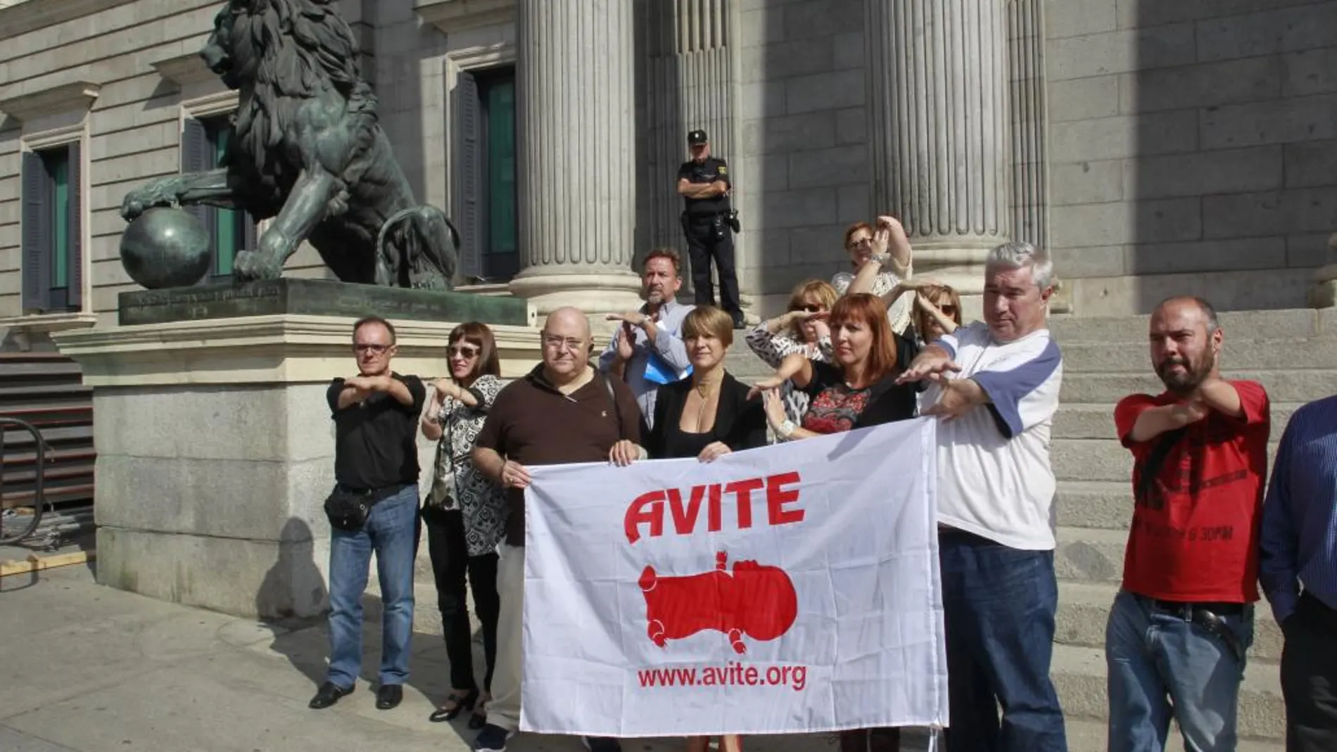 Víctimas de la Talidomida ante el Congreso de los Diputados el pasado mes de octubre