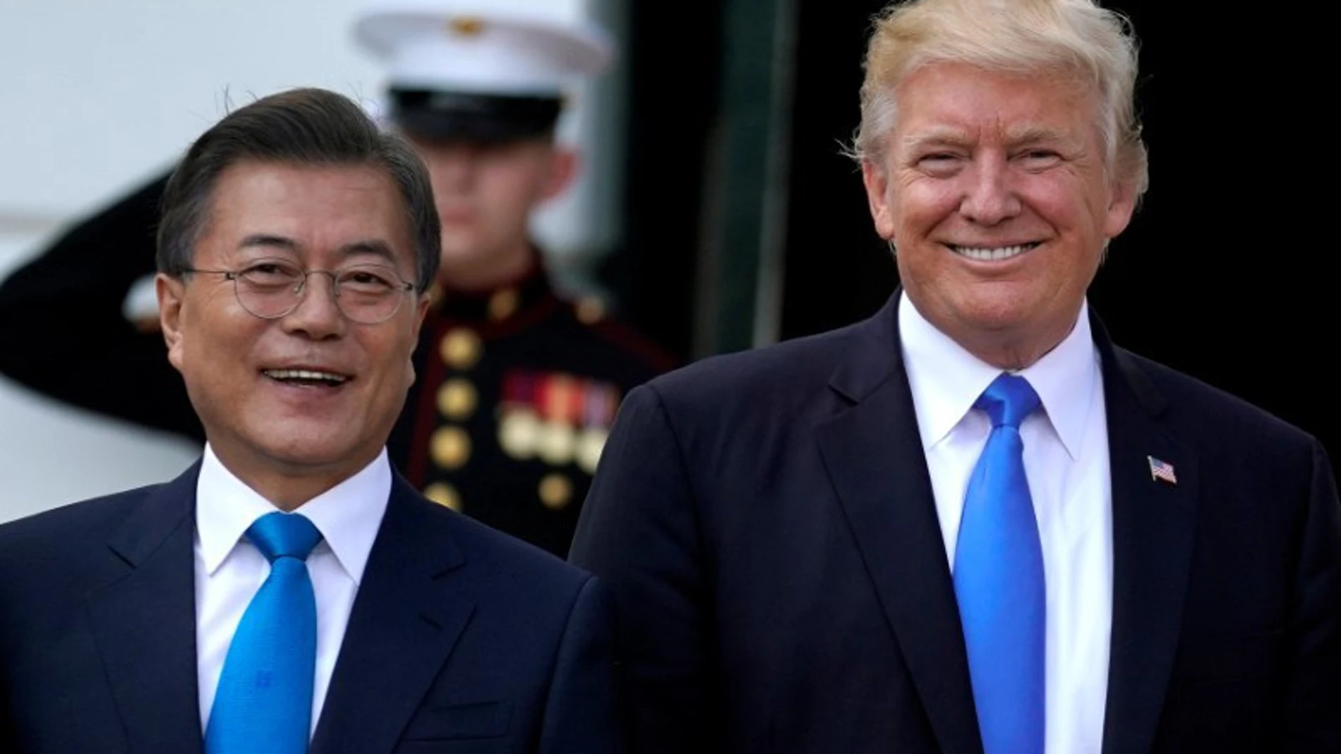 Fotografía de archivo de Moon Jae In y Donald Trump