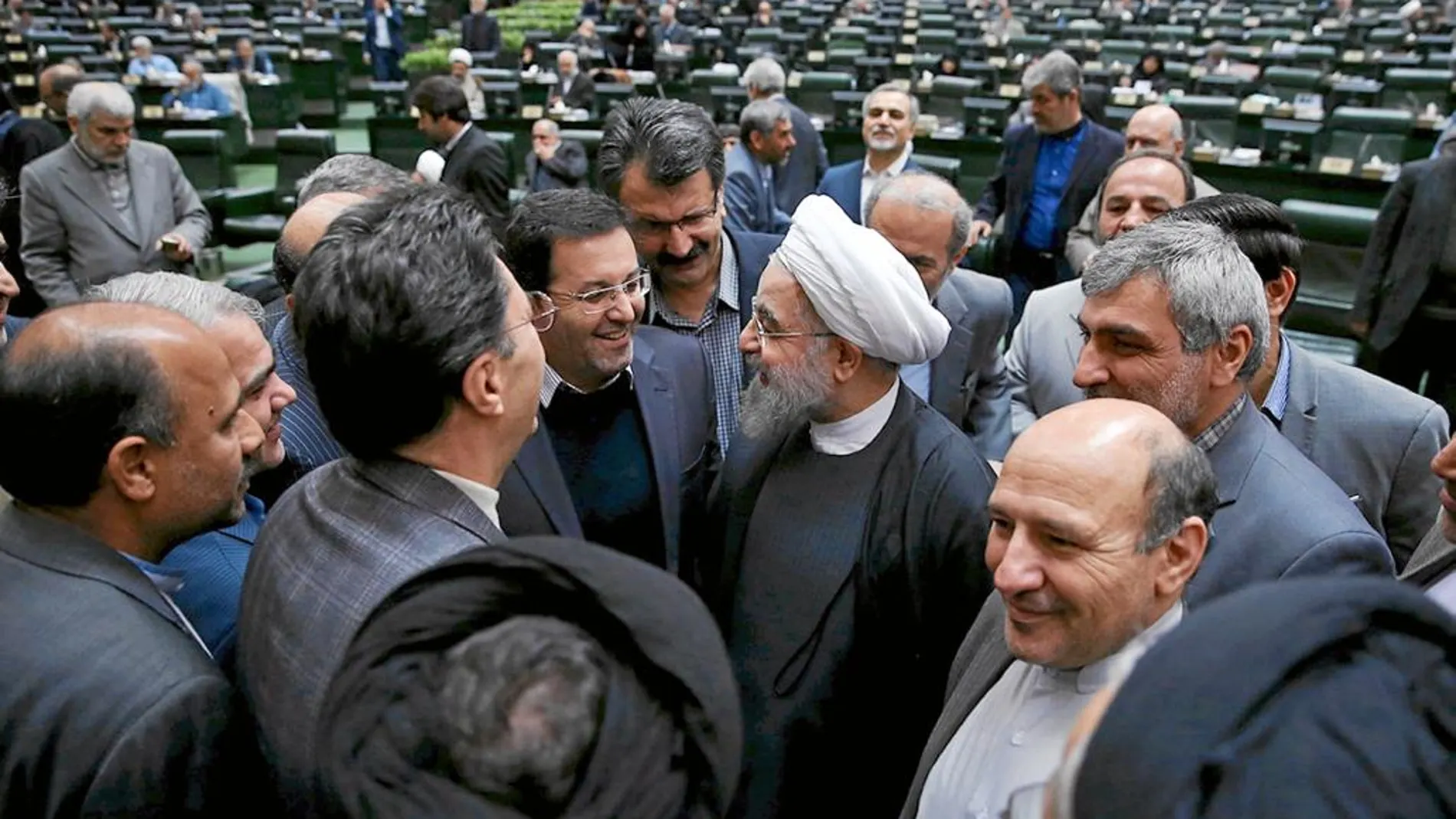 Mano tendida. Rohani quiso aplacar los temores de sus vecinos ante el ascenso iraní