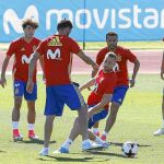 Deulofeu, en el centro del rondo, durante el entrenamiento de ayer en la Ciudad del Fútbol de Las Rozas