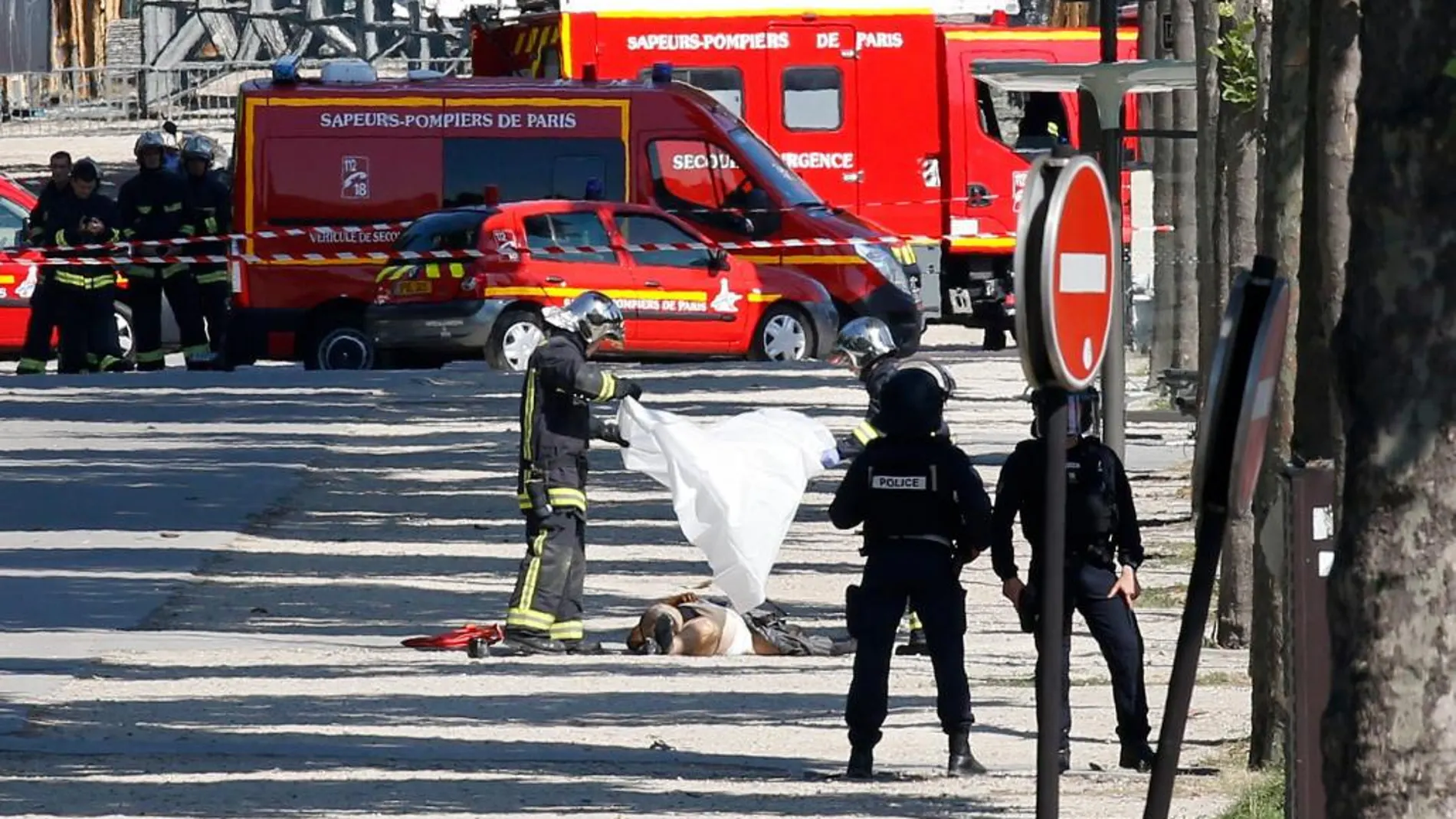 Un bombero cubre el cuerpo del hombre