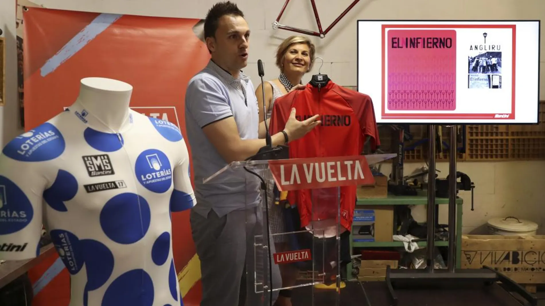 Presentación de los nuevos maillots Santini que vestirán los líderes de las diversas clasificaciones de la Vuelta a España