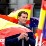 El líder de Ciudadanos, Albert Rivera, durante la concentración celebrada hoy en Madrid convocada por la plataforma 'España Ciudadana'. EFE/J.J. Guillén