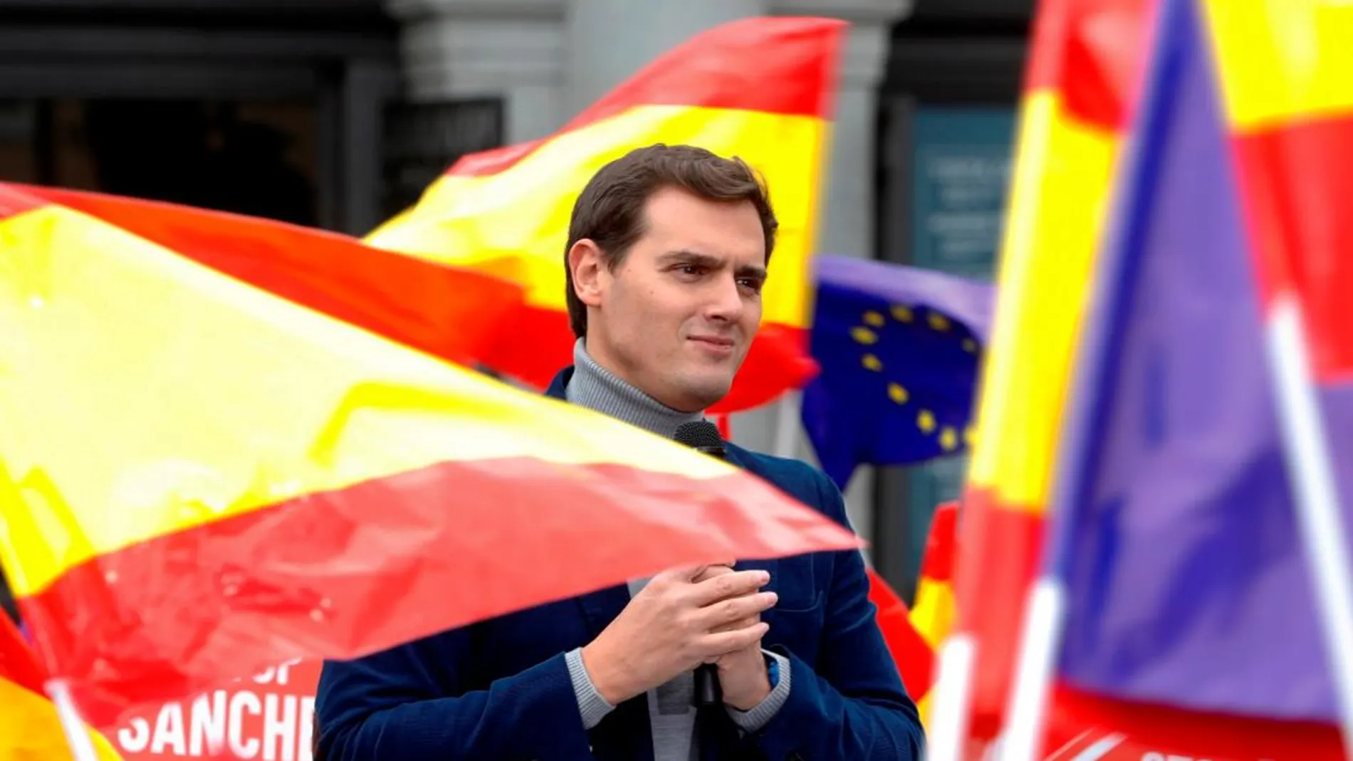 El líder de Ciudadanos, Albert Rivera, durante la concentración celebrada hoy en Madrid convocada por la plataforma 'España Ciudadana'. EFE/J.J. Guillén