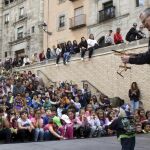 Arriba, la compañía Rocamora Theatre congregó a centenares de espectadores. A la izquierda, Teatro Paraíso abre el festival con «Pulgarcito»