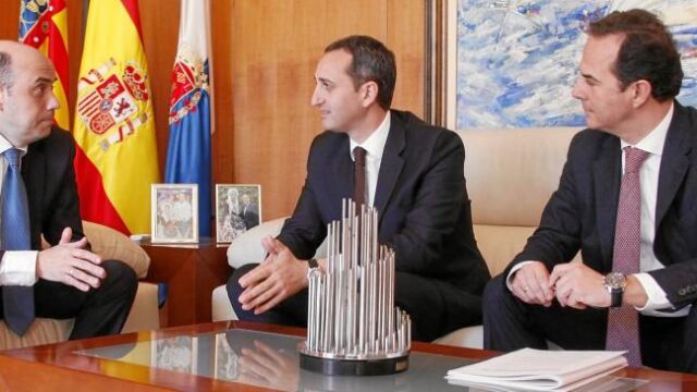 El alcalde de Alicante, Gabriel Echávarri, y el presidente de la Diputación de Alicante, César Sánchez, tratando los aspectos de sus acuerdos