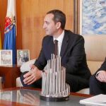El alcalde de Alicante, Gabriel Echávarri, y el presidente de la Diputación de Alicante, César Sánchez, tratando los aspectos de sus acuerdos