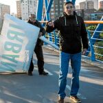 Sergio González Fernádez, el pasado 26 de febrero, cuando irrumpió en la pasarela de la A-5 para boicotear el acto del PP contra los semáforos