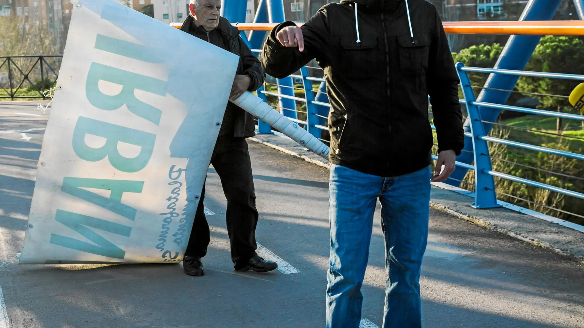 Sergio González Fernádez, el pasado 26 de febrero, cuando irrumpió en la pasarela de la A-5 para boicotear el acto del PP contra los semáforos