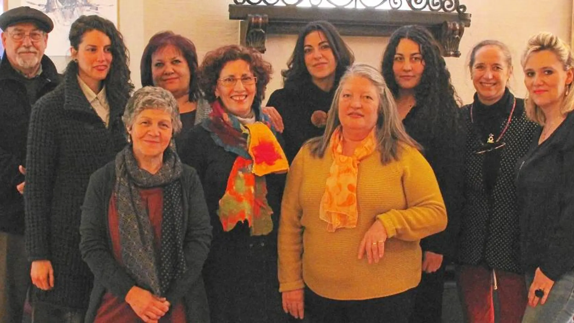 Foto de familia de los artesanos y pintores fundadores de esta nueva asociación cultural de la provincia de León