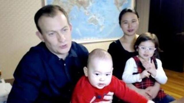 Robert Kelly, con su mujer y sus dos hijos