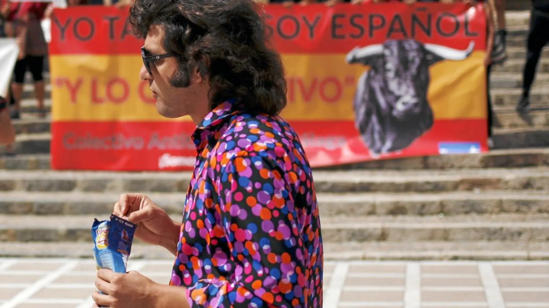 El diestro sevillano José Antonio «Morante de la Puebla» mientras paseaba por la plaza de La Merced, al mismo tiempo que se celebra una manifestación antitaurina en la localidad malagueña de Ronda