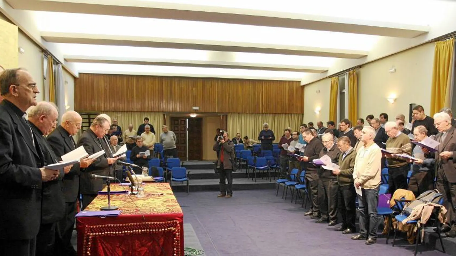 El encuentro en Villagarcía de Campos reúne a más de un centenar de sacerdotes además de dos arzobispos y nueve obispos.