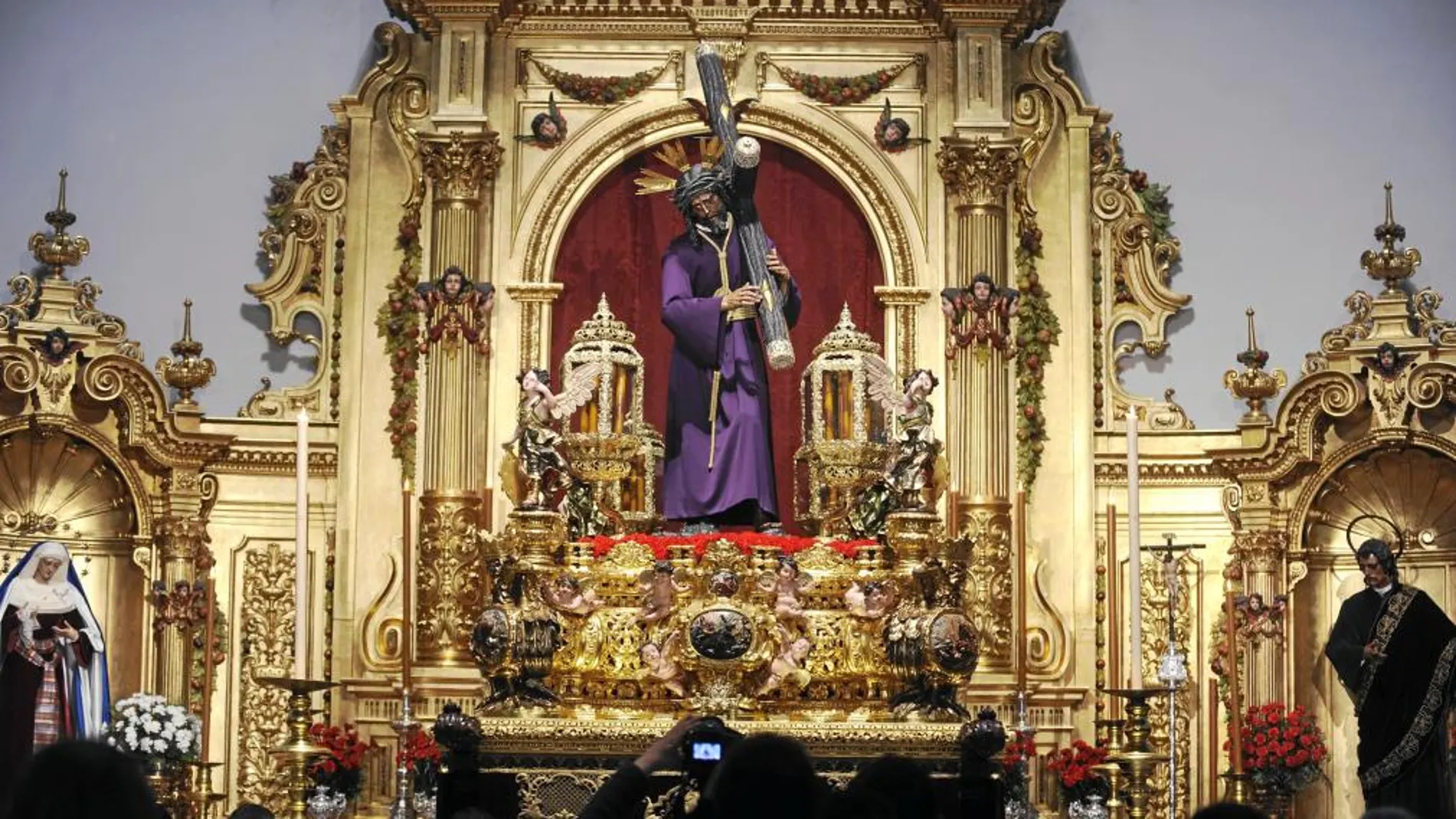 A la izquierda, el Señor del Gran Poder en su paso procesional