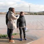 La presidenta de la Diputación de Zamora, Mayte Martín, observa la subida del caudal del río Valderaduey