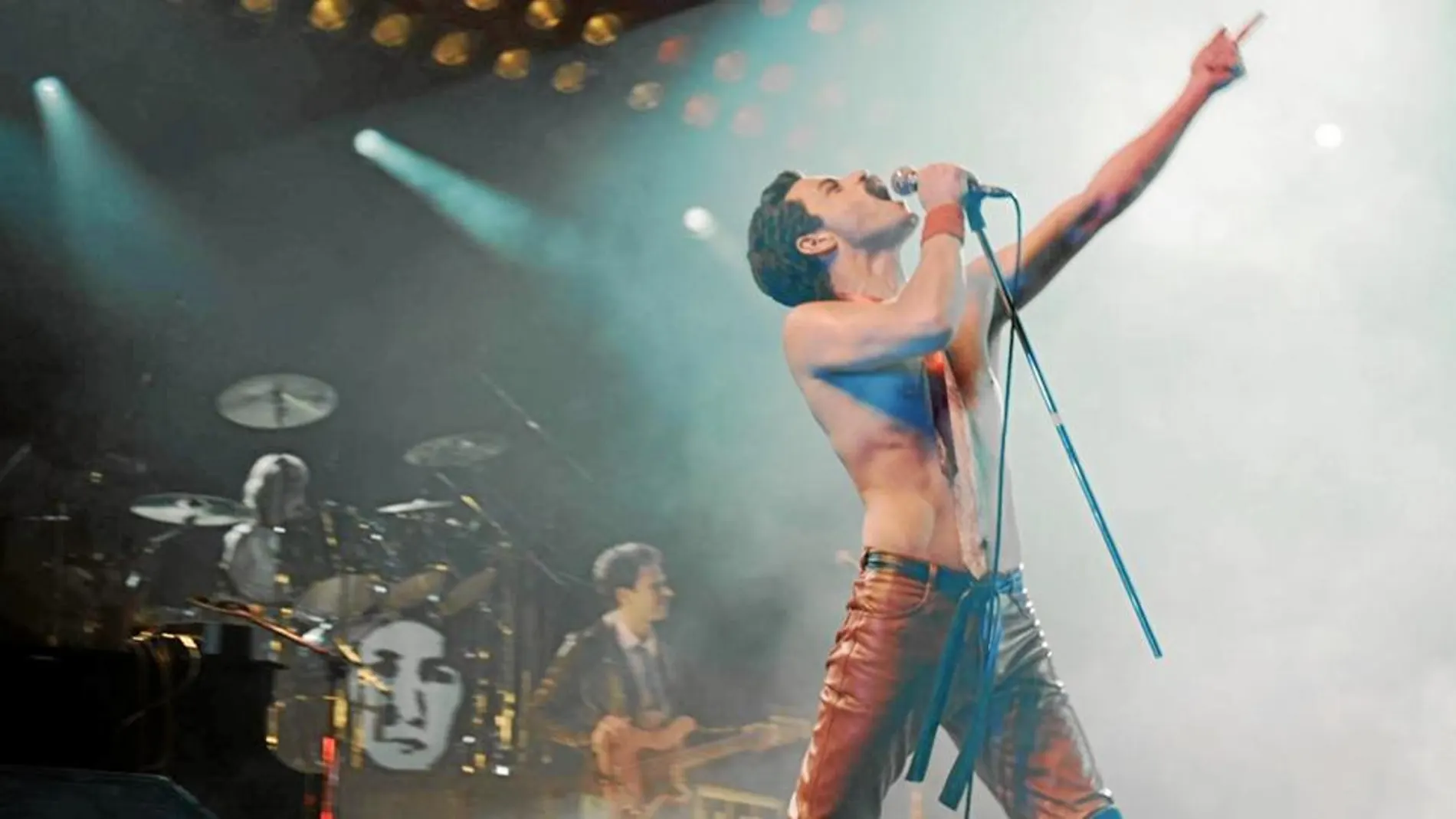 Rami Malek interpreta a Freddy Mercury. Para ello estudió cada movimiento, la manera de agarrar el micrófono, la elasticidad que demostraba en sus actuaciones