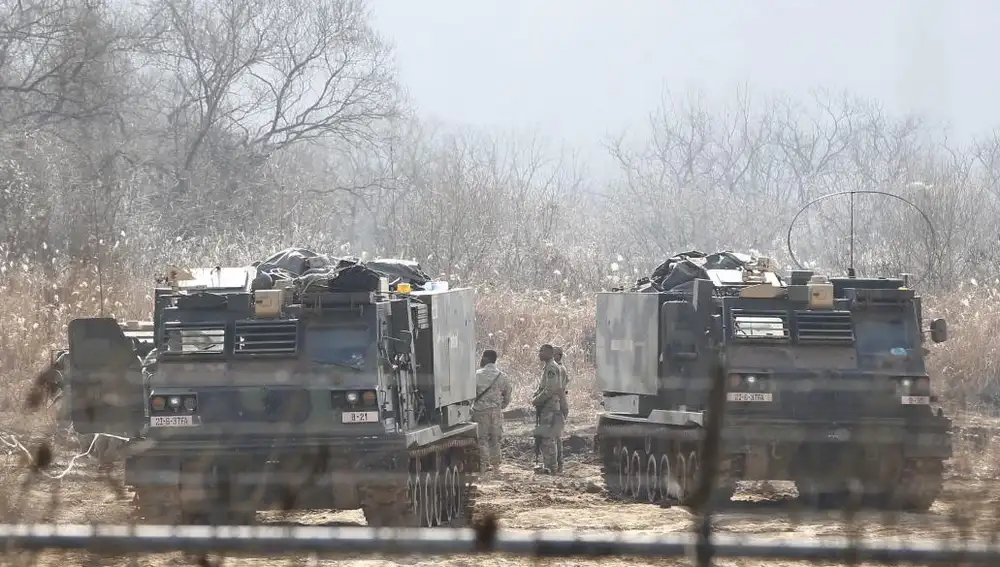 Soldados estadounidenses junto a un sistema múltiple de lanzamisiles MLRS desplegado para unas maniobras cerca de la zona desmilitarizada en Paju, en la provincia de Gyeonggi-do (Corea del Sur)